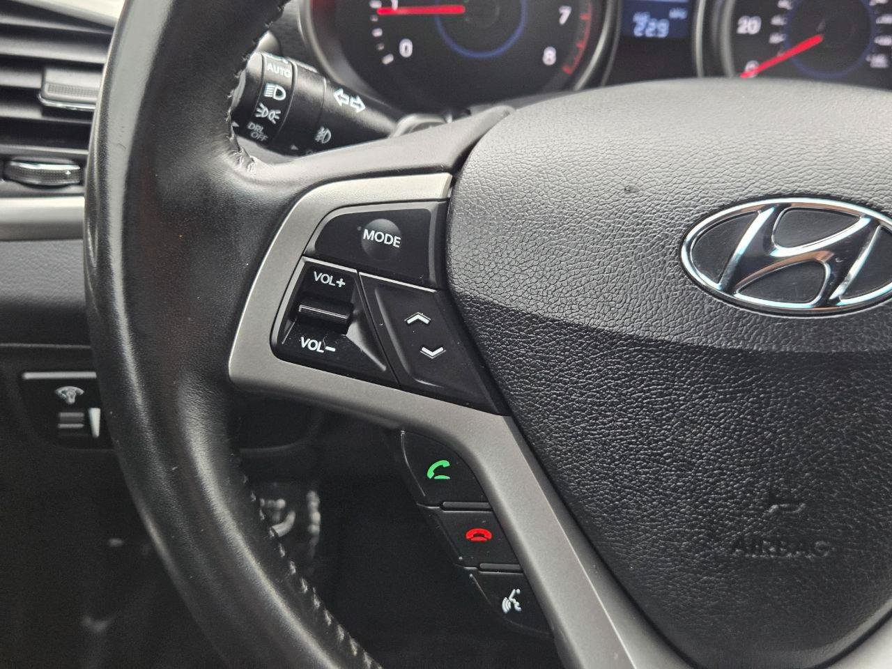 Used 2017 Hyundai Veloster Value Edition FWD image 23
