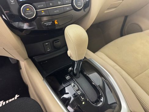 Used 2014 Nissan Rogue SV w/ SV Moonroof Package image 19