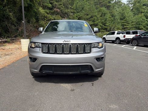 Used 2018 Jeep Grand Cherokee Altitude AWD/4WD image 3