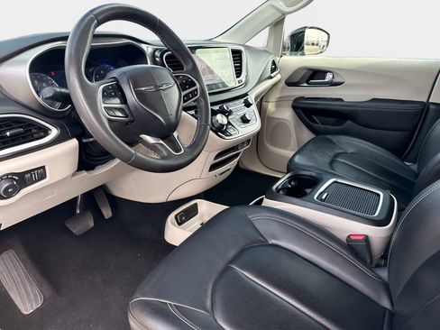 Used 2024 Chrysler Pacifica Touring-L image 33