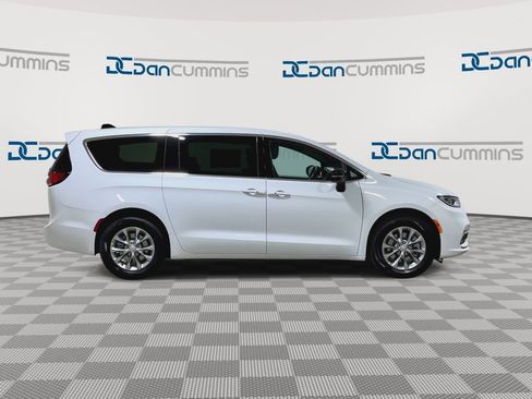 New 2026 Chrysler Pacifica Select image 9