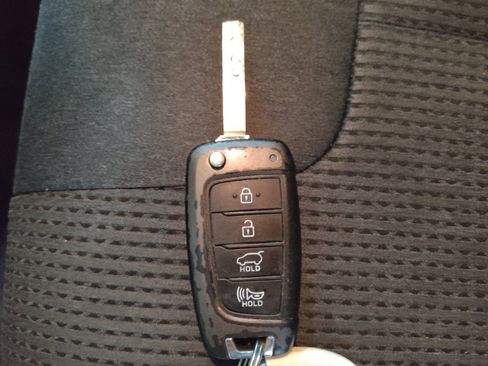 Used 2019 Hyundai Santa Fe SE image 32