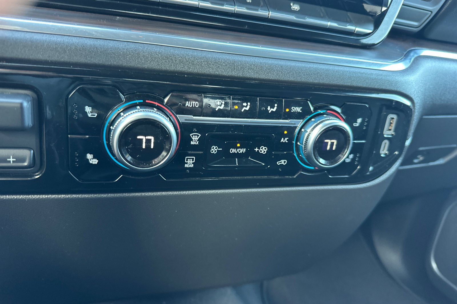 Used 2025 GMC Sierra 1500 SLT AWD/4WD image 27