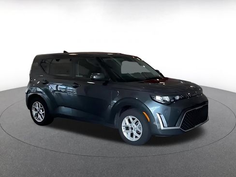 Used 2025 Kia Soul LX w/ LX Technology Package FWD image 2