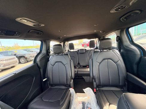 New 2026 Chrysler Pacifica Select FWD image 31