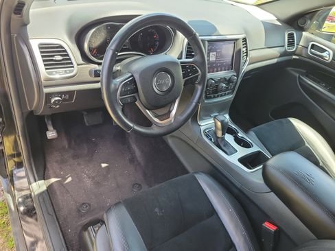 Used 2018 Jeep Grand Cherokee Laredo AWD/4WD image 14