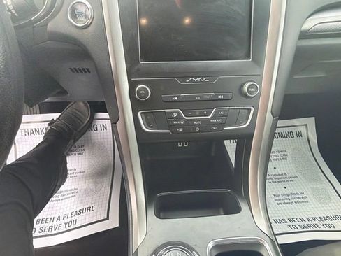 Used 2020 Ford Fusion SE FWD image 19
