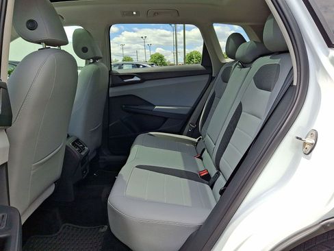 Used 2022 Volkswagen Taos SE w/ Panoramic Sunroof Package FWD image 26