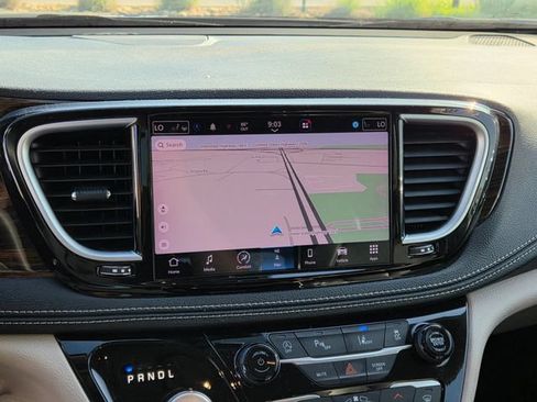 Used 2023 Chrysler Pacifica Limited FWD image 18