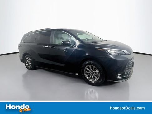 Used 2025 Toyota Sienna XLE FWD image 1