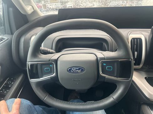 Used 2025 Ford Expedition Active image 14