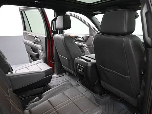 Used 2025 Chevrolet Tahoe High Country AWD/4WD image 16