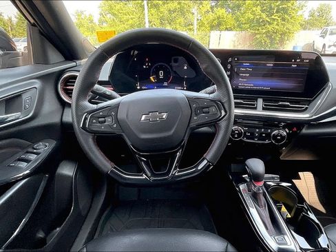 Used 2025 Chevrolet Trax RS FWD image 6