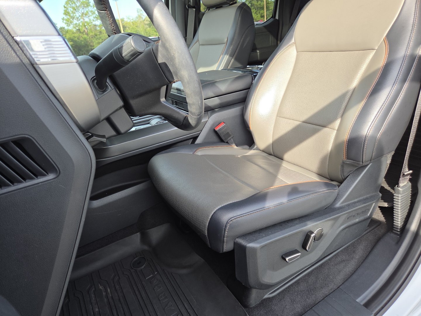 Used 2025 Ford F150 Lariat w/ Equipment Group 502A High AWD/4WD image 29