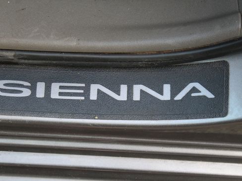 Used 2011 Toyota Sienna LE image 22