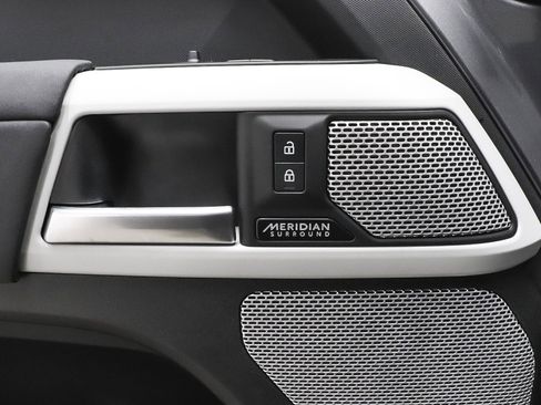 Used 2023 Land Rover Defender 130 X-Dynamic SE image 10