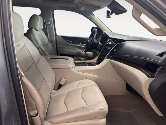 Used 2018 Cadillac Escalade Luxury AWD/4WD image 4