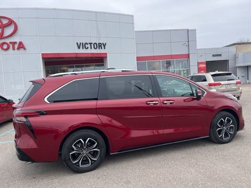 Used 2025 Toyota Sienna Platinum image 4