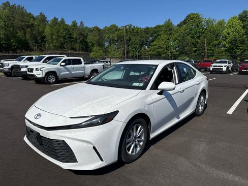 Used 2025 Toyota Camry LE FWD image 4