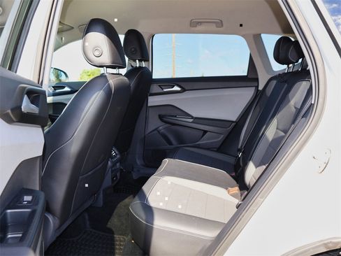 Certified 2022 Volkswagen Taos SE image 14