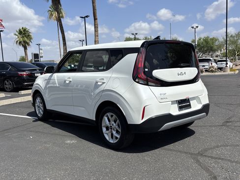 Certified 2025 Kia Soul LX w/ LX Technology Package FWD image 4