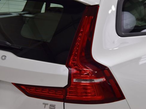 Used 2020 Volvo V60 T5 Momentum w/ Premium Package image 17