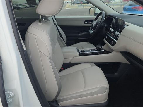 Used 2024 Nissan Pathfinder SL w/ Black Appearance Package AWD/4WD image 11