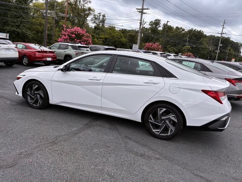 Used 2025 Hyundai Elantra Limited FWD image 4