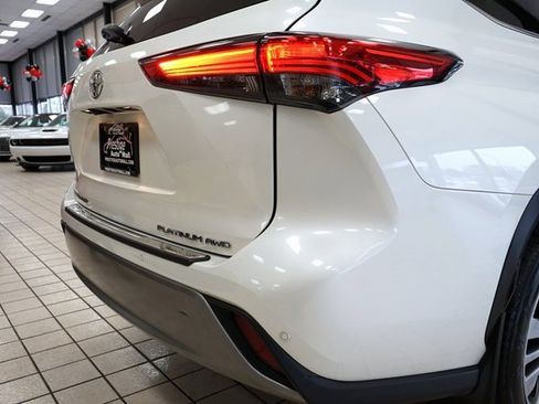 Used 2021 Toyota Highlander Platinum image 18