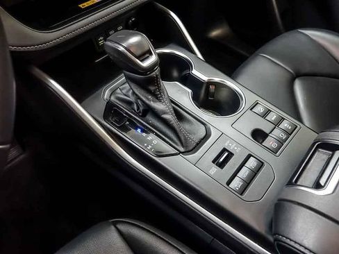 Used 2023 Toyota Highlander XLE AWD/4WD image 21