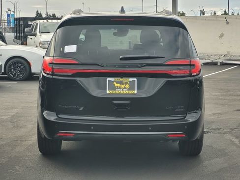 New 2027 Chrysler Pacifica Limited AWD/4WD image 5