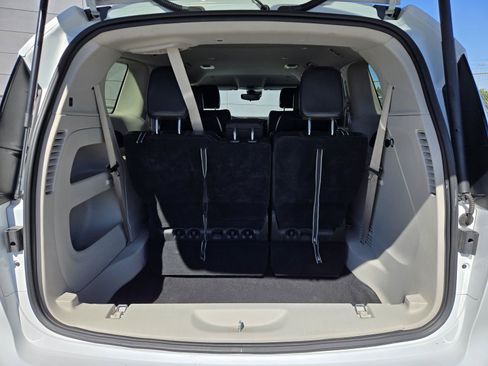 Used 2023 Chrysler Pacifica Touring-L FWD image 27