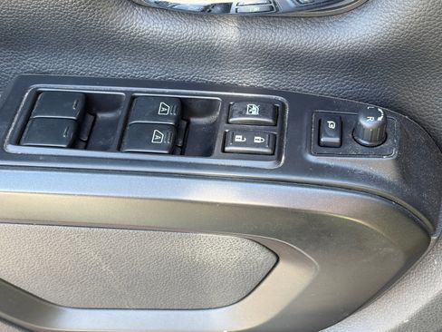 Used 2021 Nissan Titan PRO-4X w/ Pro-4x Convenience Package image 8