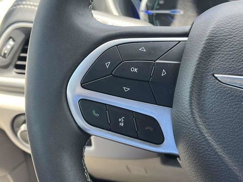 Used 2023 Chrysler Pacifica Touring-L FWD image 26