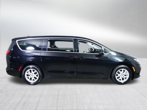 Used 2024 Chrysler Pacifica Touring-L image 8