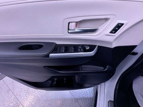 Used 2025 Toyota Sienna Limited image 12
