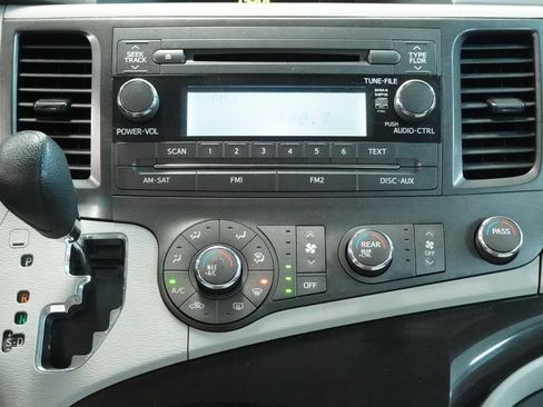 Used 2014 Toyota Sienna L FWD image 19