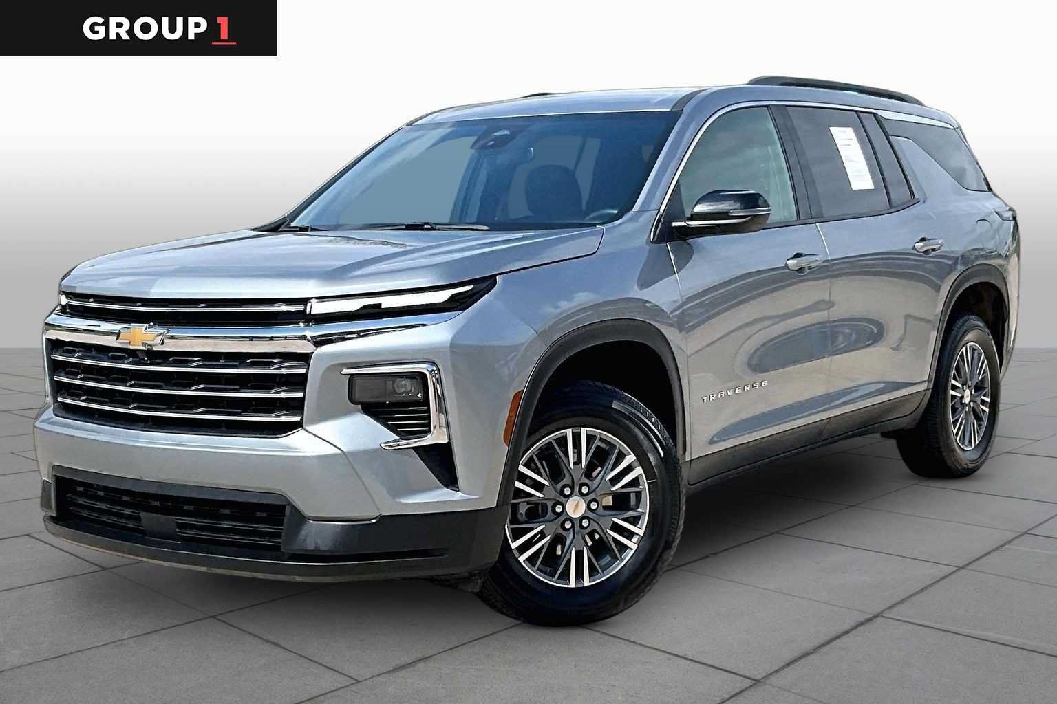 Used 2025 Chevrolet Traverse LT FWD image 1