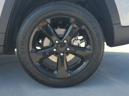 New 2025 Jeep Grand Cherokee Altitude image 6