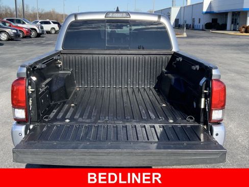 Used 2017 Toyota Tacoma TRD Off-Road image 11