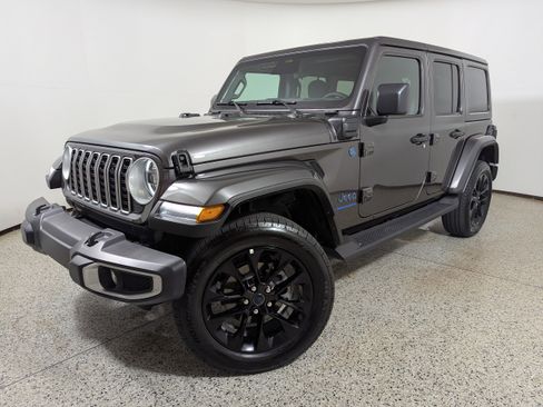Used 2025 Jeep Wrangler Unlimited Sahara AWD/4WD image 9