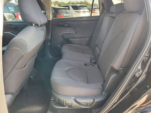 Used 2024 Toyota Highlander XLE image 6