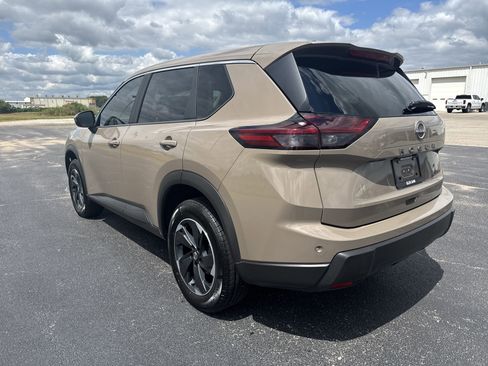 Used 2025 Nissan Rogue SV image 3