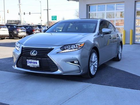 Used 2017 Lexus ES 350 w/ Ultra Luxury Package image 3