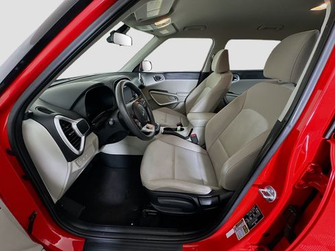 Used 2025 Kia Soul LX w/ LX Technology Package FWD image 13