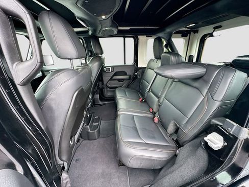 Used 2024 Jeep Wrangler Sahara image 23