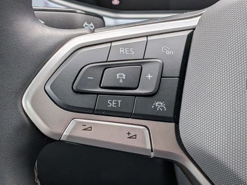 Used 2025 Volkswagen Taos SE image 18