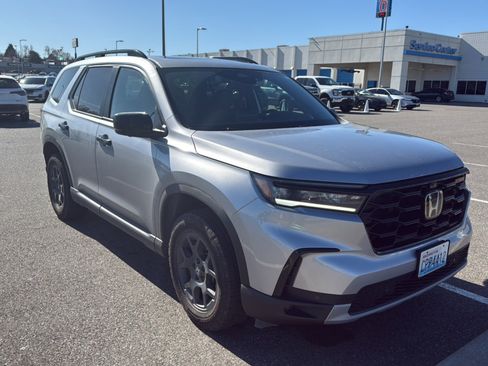 Certified 2025 Honda Pilot TrailSport image 5