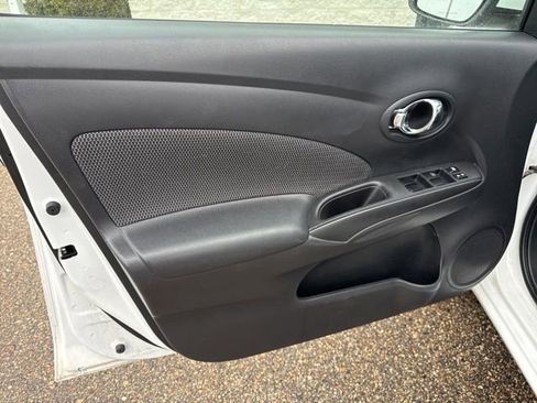Used 2015 Nissan Versa SV image 11