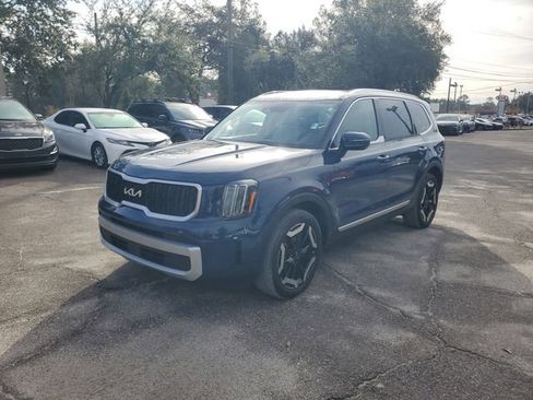 Used 2024 Kia Telluride EX w/ EX Captain's Chair Package image 4